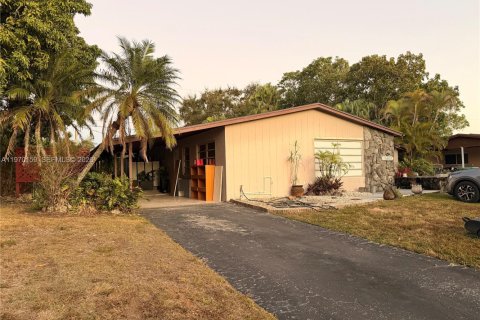 Casa en venta en Miami, Florida, 3 dormitorios, 150.69 m2 № 2031900 - foto 2