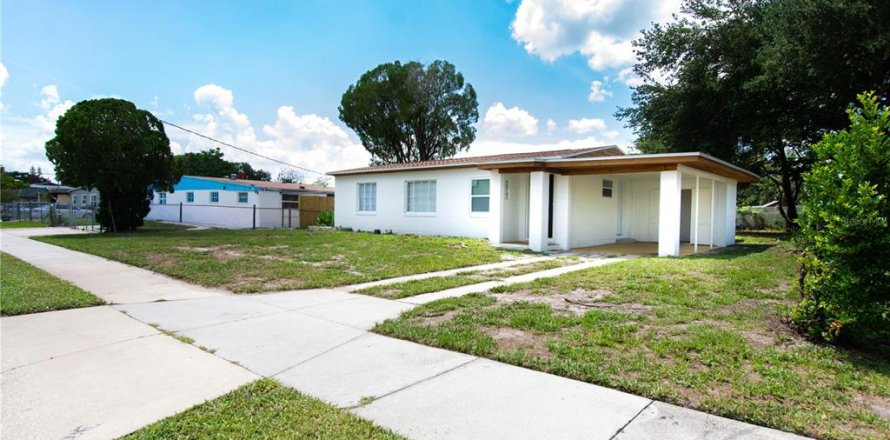 House in Orlando, Florida 3 bedrooms, 95.78 sq.m. № 2151573