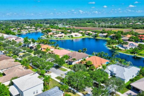 Villa ou maison à vendre à Pembroke Pines, Floride: 5 chambres, 285.49 m2 № 1940445 - photo 4