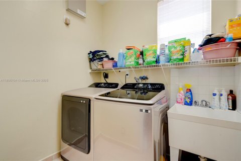 Villa ou maison à vendre à Pembroke Pines, Floride: 5 chambres, 285.49 m2 № 1940445 - photo 29