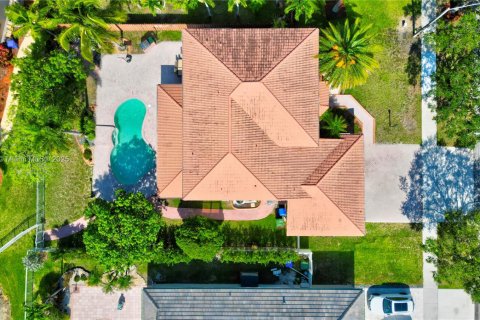 Villa ou maison à vendre à Pembroke Pines, Floride: 5 chambres, 285.49 m2 № 1940445 - photo 2