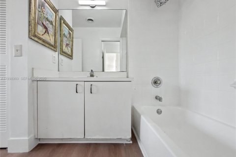 Купить кондоминиум в Катлер-Бей, Флорида 1 спальня, 71.53м2, № 2060958 - фото 16