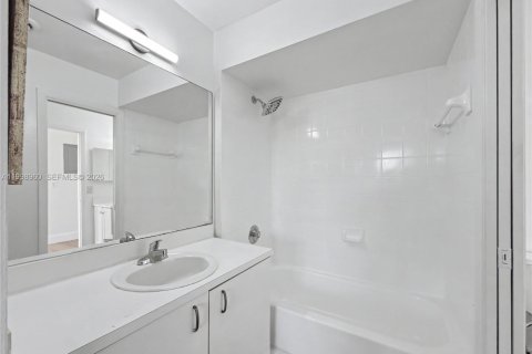 Купить кондоминиум в Катлер-Бей, Флорида 1 спальня, 71.53м2, № 2060958 - фото 15