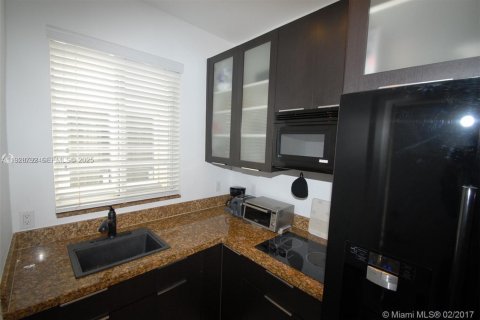 Condo in Miami Beach, Florida, 1 bedroom  № 2077145 - photo 5