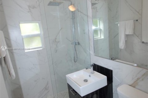 Condo in Miami Beach, Florida, 1 bedroom  № 2077145 - photo 6