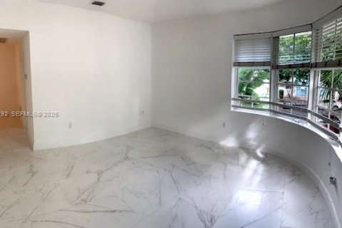Condo in Miami Beach, Florida, 1 bedroom  № 2077145 - photo 3