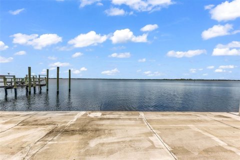 House in Port Charlotte, Florida 3 bedrooms, 238.57 sq.m. № 2211081 - photo 7