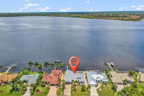 House in Port Charlotte, Florida 3 bedrooms, 238.57 sq.m. № 2211081 - photo 4