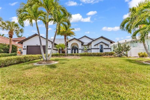 House in Port Charlotte, Florida 3 bedrooms, 238.57 sq.m. № 2211081 - photo 8
