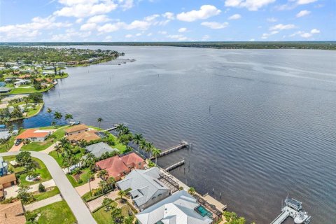House in Port Charlotte, Florida 3 bedrooms, 238.57 sq.m. № 2211081 - photo 5