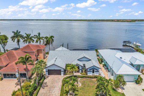 House in Port Charlotte, Florida 3 bedrooms, 238.57 sq.m. № 2211081