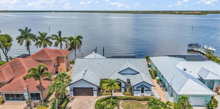 House in Port Charlotte, Florida 3 bedrooms, 238.57 sq.m. № 2211081