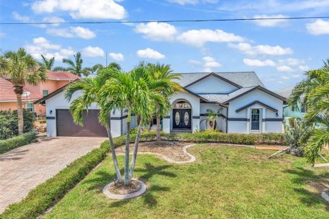 House in Port Charlotte, Florida 3 bedrooms, 238.57 sq.m. № 2211081 - photo 2