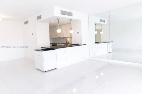 Condominio en alquiler en Miami, Florida, 2 dormitorios, 102.56 m2 № 2009670 - foto 4