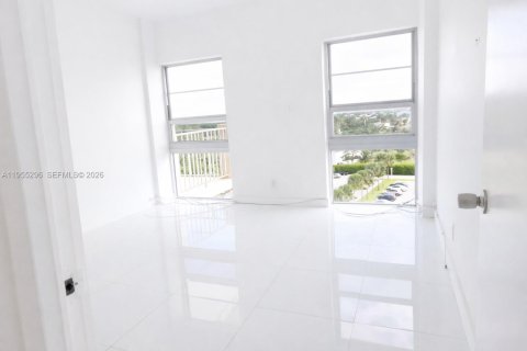Condominio en alquiler en Miami, Florida, 2 dormitorios, 102.56 m2 № 2009670 - foto 7