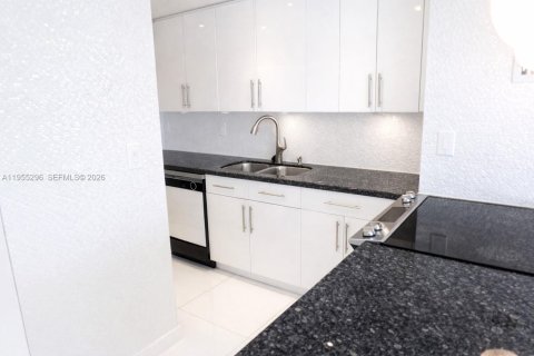 Condominio en alquiler en Miami, Florida, 2 dormitorios, 102.56 m2 № 2009670 - foto 2