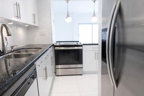 Condominio en alquiler en Miami, Florida, 2 dormitorios, 102.56 m2 № 2009670 - foto 3