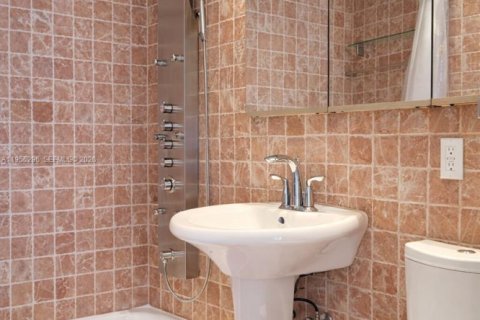 Condominio en alquiler en Miami, Florida, 2 dormitorios, 102.56 m2 № 2009670 - foto 11