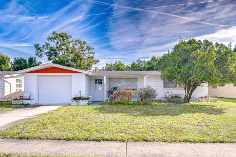 House in Holiday, Florida 2 bedrooms, 111.48 sq.m. № 2266311