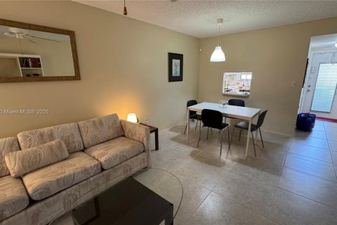 Condo in Sunrise, Florida, 1 bedroom  № 1952499 - photo 1