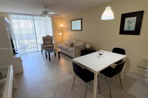 Condo in Sunrise, Florida, 1 bedroom  № 1952499 - photo 2