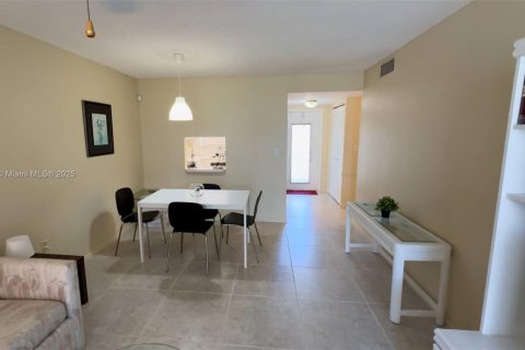 Condo in Sunrise, Florida, 1 bedroom  № 1952499 - photo 3