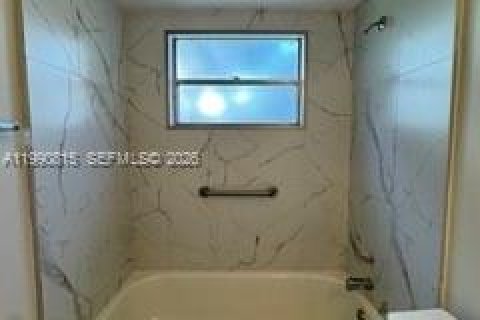 Condominio en alquiler en Pembroke Pines, Florida, 2 dormitorios, 88.63 m2 № 2057544 - foto 13