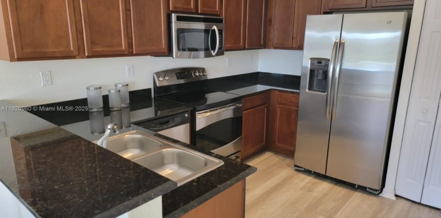 Кондоминиум с 2 спальнями в Дорал, Флорида № 2018451