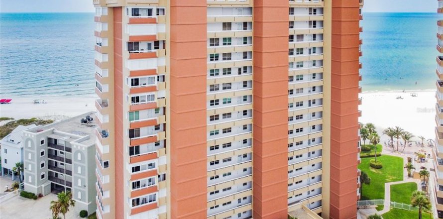 Condominio en Redington Shores, Florida, 3 dormitorios № 1747093