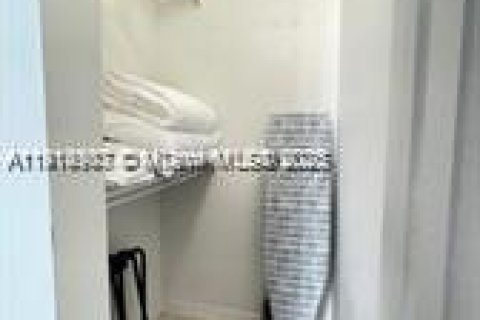 Condo in Miami, Florida, 1 bedroom № 1971238 - photo 4