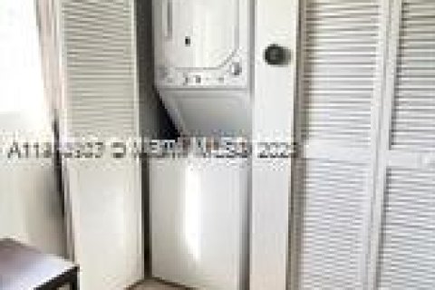 Condo in Miami, Florida, 1 bedroom № 1971238 - photo 5