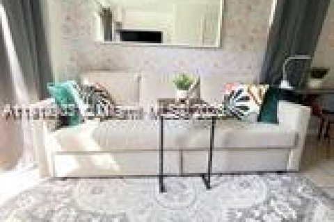 Condo in Miami, Florida, 1 bedroom № 1971238 - photo 1