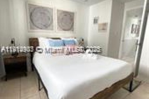 Condo in Miami, Florida, 1 bedroom № 1971238 - photo 3