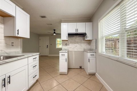 House in Tampa, Florida 3 bedrooms, 75.99 sq.m. № 1848102 - photo 5