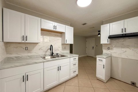 House in Tampa, Florida 3 bedrooms, 75.99 sq.m. № 1848102 - photo 4