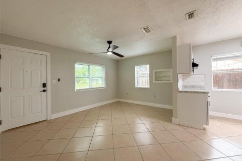 House in Tampa, Florida 3 bedrooms, 75.99 sq.m. № 1848102 - photo 3