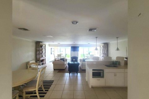 Condominio en alquiler en Gulf Stream, Florida, 1 dormitorio, 70.14 m2 № 1142448 - foto 1