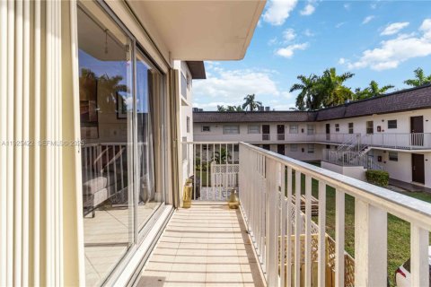 Condo in Miami, Florida, 2 bedrooms  № 1983930 - photo 19