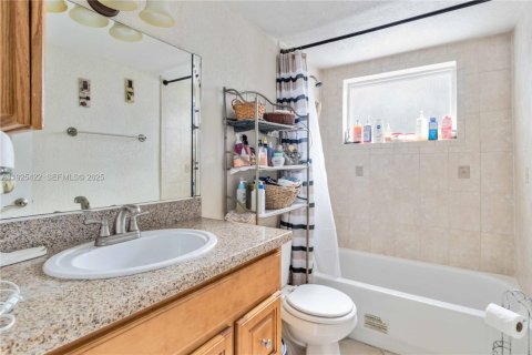 Condo in Miami, Florida, 2 bedrooms  № 1983930 - photo 7