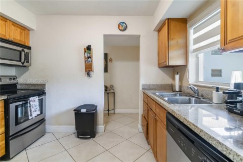 Condo in Miami, Florida, 2 bedrooms  № 1983930 - photo 3