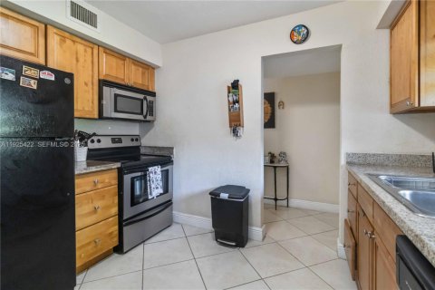 Condo in Miami, Florida, 2 bedrooms  № 1983930 - photo 14