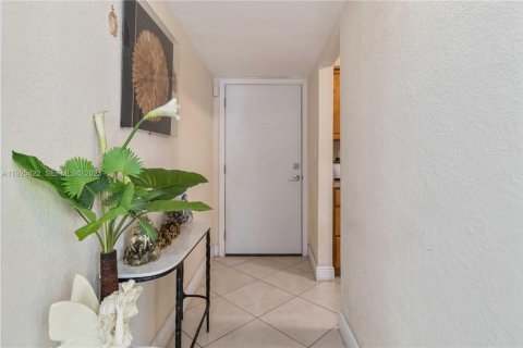 Condo in Miami, Florida, 2 bedrooms  № 1983930 - photo 6