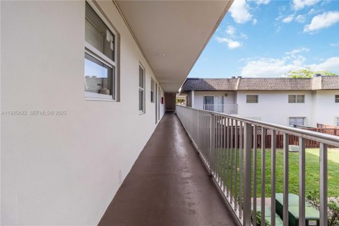 Condo in Miami, Florida, 2 bedrooms  № 1983930 - photo 15