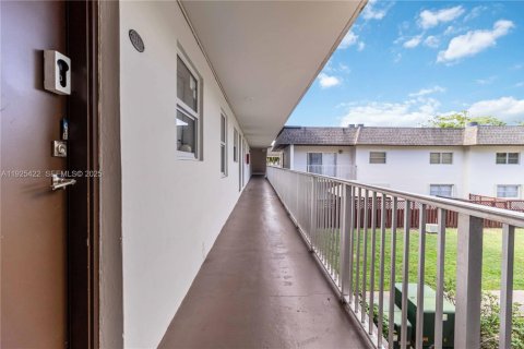 Condo in Miami, Florida, 2 bedrooms  № 1983930 - photo 16