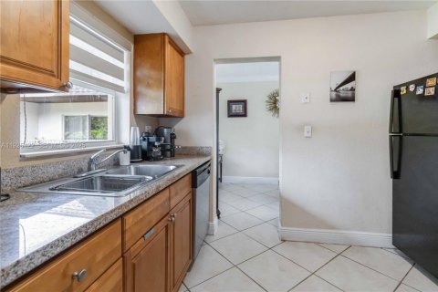 Condo in Miami, Florida, 2 bedrooms  № 1983930 - photo 13