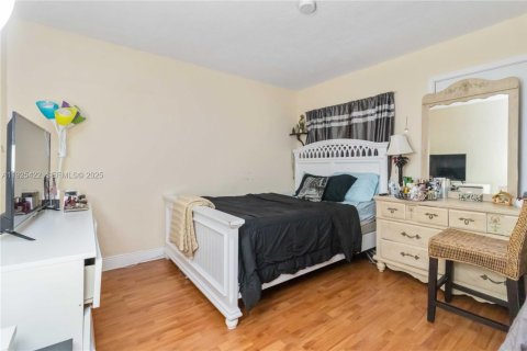 Condo in Miami, Florida, 2 bedrooms  № 1983930 - photo 12