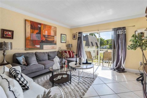 Condo in Miami, Florida, 2 bedrooms  № 1983930 - photo 8