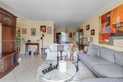 Condo in Miami, Florida, 2 bedrooms  № 1983930 - photo 10