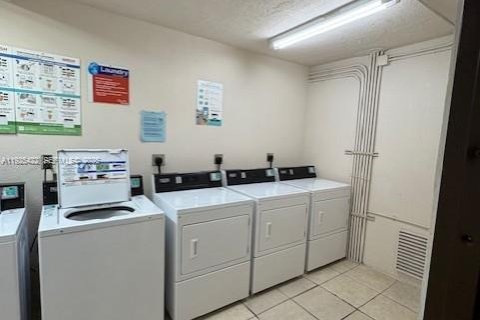 Condo in Miami, Florida, 2 bedrooms  № 1983930 - photo 21