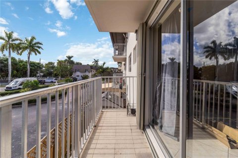 Condo in Miami, Florida, 2 bedrooms  № 1983930 - photo 17